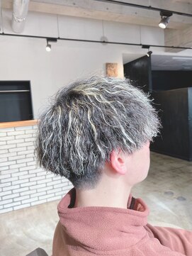 ニーラ バイ ニライカナイ 八幡宿店(Neela By Nirai Kanai) ツイスト/ハイライト/特殊パーマ/メンズカット/グレージュ/前髪