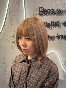 軽さと透明感◎ミルクティーベージュ外ハネスタイル