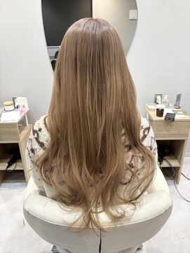 リヴナ(Livna) ピンクを隠し味にいれて柔らかさのあるシナモンベージュ◎