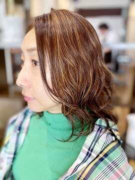 リラエミュー(rela emu) 「動きとツヤ感で魅せる、大人のための旬ヘア」