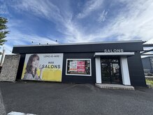 サロンズ 久留米小森野店(SALONS)の雰囲気（黒い建物が目印です！店舗目の前駐車場完備◎）
