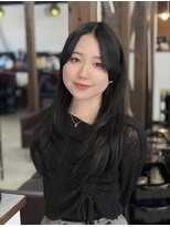 オヴィ(Ovi) 透明感のある暗めカラーにレイヤーカット