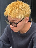 リット 天文館店(Lit.)&nbsp;金髪 ツイストパーマ 短髪 ツーブロック イエローベージュ 20代