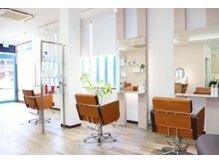 ワクワクヘアー(Wac Wac hair)の雰囲気（セット面7席　シャンプー台3台の白を基調としたやさしい店内です）