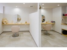 ムウ(muu.)の雰囲気（半個室のセット面もあります。）