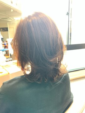 アトリエアルシュ(atelier ARCHE) ひし形ミディ、外ハネミディアムボブ、ウルフレイヤー