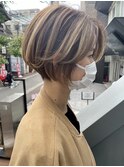 NUDEハイライトカラーベージュ前髪なしショート大人ショートボブ