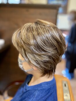 明るい白髪染めが大人女性から大人気！ダメージ補修トリートメントも豊富で髪を労わりながら理想の色合いへ