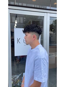 クロ(Kuro) 【メンズ／フェード】波巻きパーマ×外国人風ショート