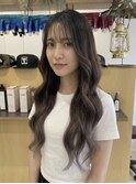 透明感カラーで柔らかく揺れる韓国風くびれロング