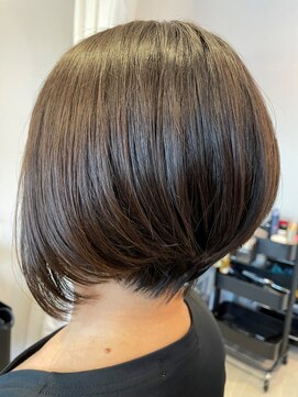 トゥルー(TRUE) 大人クールな前下がりボブ