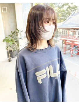 イル(ill) ベージュカラー　レイヤーカット　くびれヘア