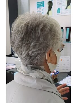 エムタニグチミュー(MTANIGUCHI Mieux) グレイショートヘア/パーマショートヘア