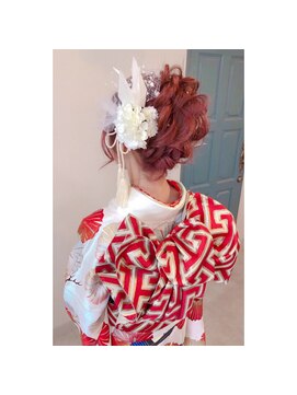 キュア(CURE) 高めの位置でまとめたアップスタイル