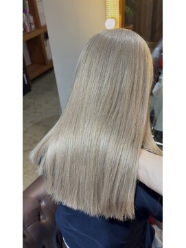 ビハインドザカーテン(BEHIND THE CURTAIN) ホワイトベージュ×ケアブリーチダブルカラー×トリートメント