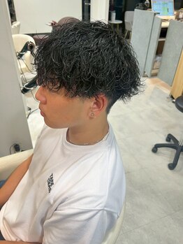 シェノン(SHENON)の写真/簡単スタイリング！波巻きパーマでメンズカジュアルに柔らかさと優しさUP♪