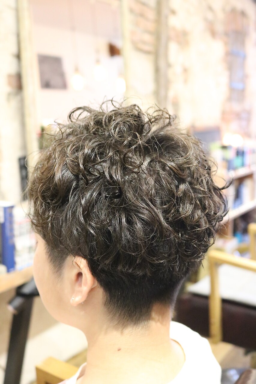 カーリーヘアの女の子 B
