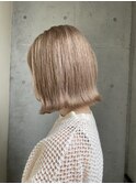 外ハネボブ　切りっぱなしボブ　ミルクティーブロンド