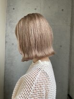 ブルックス&nbsp;外ハネボブ　切りっぱなしボブ　ミルクティーブロンド