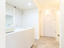 ネルケ(nelke)の雰囲気（シンプルモノトーンの雰囲気な店内♪【天文館電停 3分】）