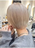ショートボブハイトーンミルクティーベージュカラーダブルカラー
