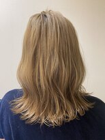 レイフィールド 滝の水店&nbsp;ミディアム外ハネレイヤーブリーチベージュ