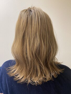 レイフィールド 滝の水店 ミディアム外ハネレイヤーブリーチベージュ