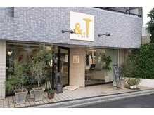 アンドティ ヘア 東久留米店(&.T HAIR)の雰囲気（暖かな自然光差し込む大きな窓）