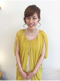 バックにヘアリボンを配置した、飾りなしでも華やかなアップ！