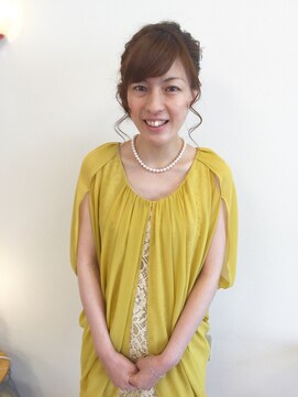 ヘアー キュート(hair CUtE) バックにヘアリボンを配置した、飾りなしでも華やかなアップ!