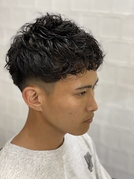 メリケンバーバーショップ フクオカ(MERICAN BARBERSHOP FUK) かき上げヘアショートレイアーくせ毛風パーマコンマヘア912