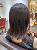 毛先軽めのセミロングヘア