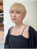 ふんわりショートヘアにハイトーンカラー
