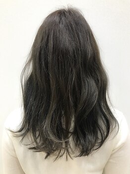 マーサヘアデザイン 長坂店(Martha HAIR DESIGN)の写真/【一度は試してもらいたいサロン】こだわりスタイルを持続するためのアドバイスもしっかりしてくれる。