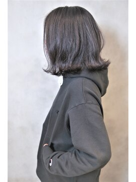 リルア 博多(LIRUA) ブルーブラックの切りっぱなしボブ　【LIRUA．博多】