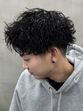 アンバー(UMBER) モテる波巻きスパイラルパーマメンズツーブロックセンターパート