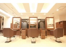 ファーレンピュアスウィート(fahren-pure-suite)の雰囲気（店内12面の広々としたセット面とゆったり座れるセットイスが自慢）