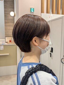 ポジ(poji) ショートヘアー　ブラウンカラー　前髪カット　顔まわり　韓国風