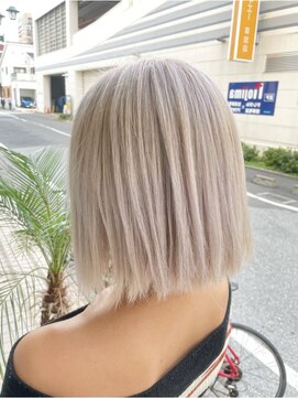 カルフール 草加本店(Carrefour) ペールブロンド/切りっぱなしボブ/ケアブリーチ/トレンド/透明感