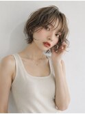 大人ゆるふわショート　抜け感ベージュで小顔見せ