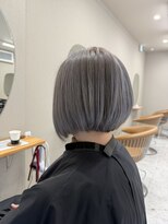 シカ 神戸三宮元町店(Cica)&nbsp;ブリーチ ハイトーン ショートボブ グレー シルバー 三宮