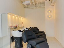 美術館やギャラリーからインスピレーションを受けた、広々として落ち着きのある空間で癒しの時間を。【栄】