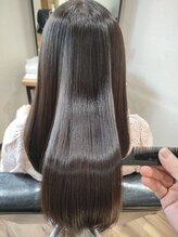 クセは伸びませんが、髪の擬似的な主成分を入れ込み、ダメージに悩んでいる方にオススメなトリートメント♪