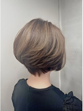 ルーファス メグロ(Ruufus Meguro) 30代40代50代白髪ぼかしハイライト大人かわいいショート  202310