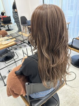 テラス トヨタ(Telasu Toyota) ハイライトとグレージュカラー