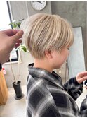 マッシュショート　メンズライクショート　ブロンド　ブリーチ