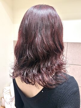 赤髪ワインレッドパーマツヤ髪カラーミディアム/natsuki 金山