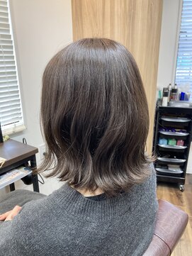 ベッカ(Becca) 外はねミディ