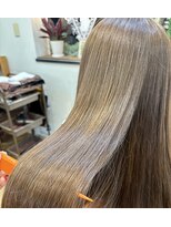 エルムトウキョウ(ELM Tokyo)&nbsp;髪が綺麗に見える透け感たっぷりなシルバーベージュ♪