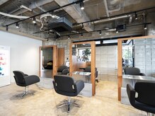 アップデート(up date)の雰囲気（ウッド素材を取り入れて清潔感と暖かみのある店内♪）